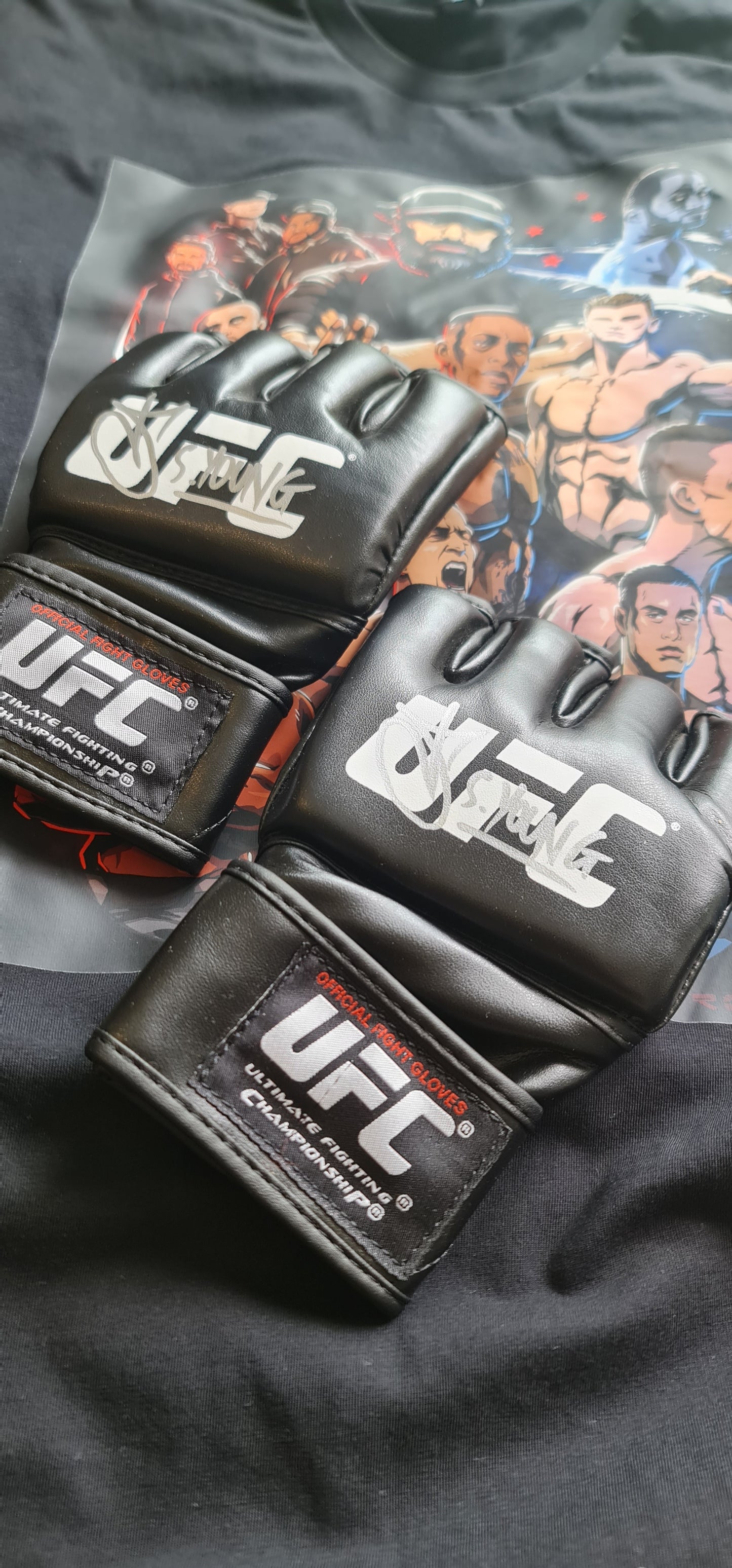 "Smokin" Shane Young UFC Glove auto